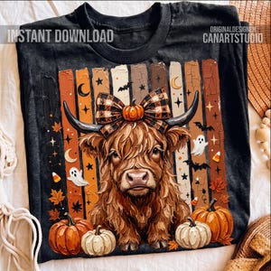 Op de afbeelding: Zwart T-shirt met een Highland koeienontwerp, een geruite strik en een pompoen. Het ontwerp bevat pompoenen, bladeren, vleermuizen en geesten. De tekst "INSTANT DOWNLOAD" staat linksboven.