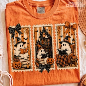 Op de afbeelding: Een oranje t-shirt met drie rechthoekige panelen met illustraties van geesten met heksenhoeden die boeken lezen. De ontwerpen bevatten pompoenen, een spookhuis, strikken en spinnenwebben. Het neklabel vermeldt de tekst Comfort Colors.