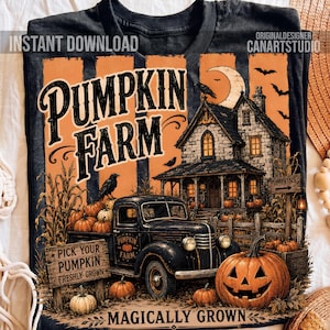 Könnte beinhalten: Ein schwarzes T-Shirt mit einer Grafik einer Kürbisfarm, einem Oldtimer-Truck, einem Haus und einem Kürbiskopf. Der Text lautet PUMPKIN FARM, PICK YOUR PUMPKIN FRESHLY GROWN und MAGICALLY GROWN. Das Design enthält orangefarbene Streifen und Fledermäuse.