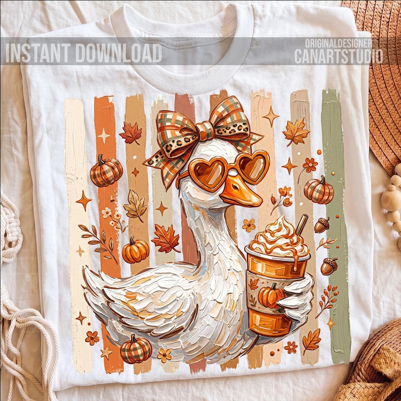 Puede incluir: Camiseta blanca con un dise&ntilde;o oto&ntilde;al caprichoso. Presenta un ganso de dibujos animados con gafas de sol en forma de coraz&oacute;n y un lazo, sosteniendo un caf&eacute; con leche de calabaza. El dise&ntilde;o incluye calabazas, hojas y el texto "INSTANT DOWNLOAD".