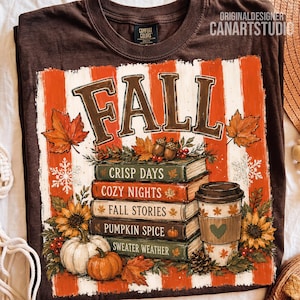 Puede incluir: Una camiseta marrón oscuro con un gráfico que muestra la palabra FALL sobre una pila de cinco libros titulados Crisp Days, Cozy Nights, Fall Stories, Pumpkin Spice y Sweater Weather, junto a calabazas, girasoles y un vaso de café.