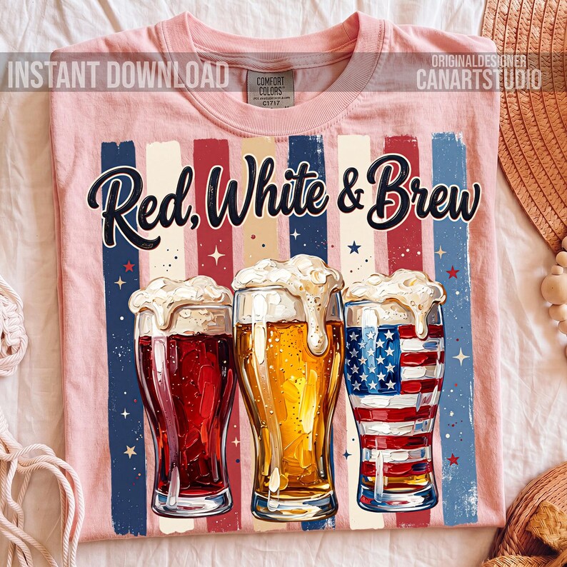Puede incluir: Camiseta rosa p&aacute;lido con la frase "Red, White & Brew" y tres vasos de cerveza. Los vasos contienen cerveza roja, dorada y con tem&aacute;tica de la bandera estadounidense. La camiseta tiene rayas verticales rojas, blancas y azules.