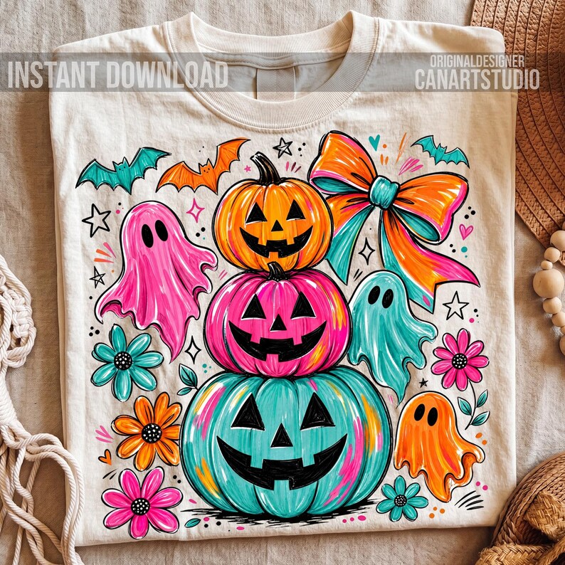 Op de afbeelding: Cr&egrave;mekleurig T-shirt met een gestapeld pompoenontwerp in oranje, roze en teal, met lachende jack-o'-lantern gezichten. Het shirt bevat geesten, vleermuizen, bloemen en de tekst "INSTANT DOWNLOAD" en "CANARTSTUDIO".