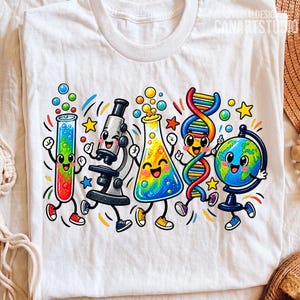Puede incluir: Una camiseta blanca con un gráfico colorido de cinco personajes científicos animados: un tubo de ensayo con líquido arcoíris, un microscopio, un matraz Erlenmeyer con burbujas amarillas, una cadena de ADN y un globo terráqueo, todos con caras sonrientes y zapatillas.