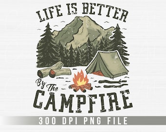 Campeggio Png, La vita è migliore vicino al fuoco da campo Png, File di stampa a sublimazione per campeggio, Maglietta e tazza con scritta "Avventura all'aria aperta" in formato Png, Download istantaneo digitale