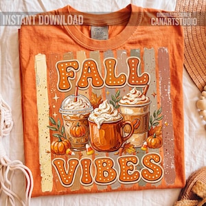 Pode incluir: Camiseta laranja Comfort Colors com um gráfico temático de outono. O design apresenta as palavras "FALL VIBES" em uma fonte laranja pontilhada, juntamente com ilustrações de bebidas de café, abóboras e folhas de outono. A camisa também tem o texto "INSTANT DOWNLOAD" e "CANARTSTUDIO".
