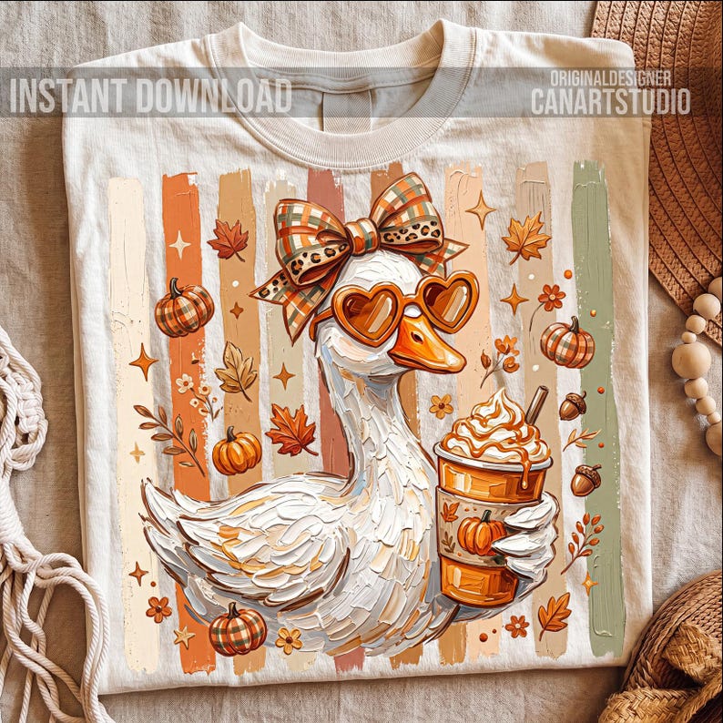 Puede incluir: Camiseta color crema con un ganso caprichoso con gafas de sol en forma de coraz&oacute;n y un lazo, sosteniendo un caf&eacute; con leche de calabaza. El dise&ntilde;o incluye calabazas, hojas y el texto "INSTANT DOWNLOAD" y "CANARTSTUDIO".