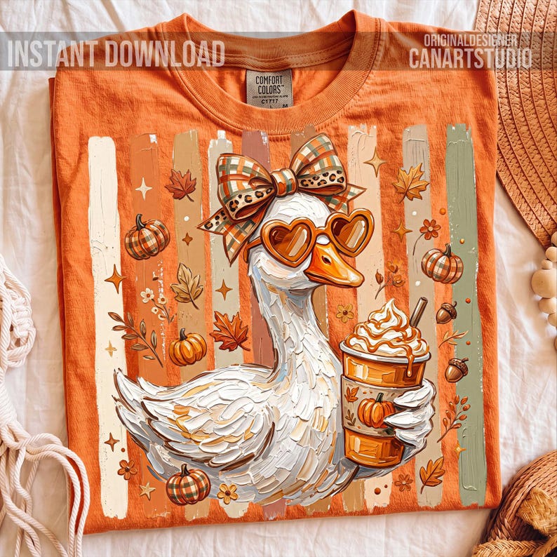 Puede incluir: Camiseta naranja Comfort Colors con una ilustraci&oacute;n de un ganso con gafas de sol en forma de coraz&oacute;n y un lazo, sosteniendo un latte de especias de calabaza. El dise&ntilde;o incluye calabazas, hojas y el texto "INSTANT DOWNLOAD" y "CANARTSTUDIO".