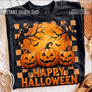 Könnte beinhalten: Schwarzes T-Shirt mit einem Halloween-Design. Das Design zeigt drei geschnitzte orangefarbene Kürbisse, einen Vollmond, Fledermäuse und die Worte "HAPPY HALLOWEEN". Die Worte "INSTANT DOWNLOAD" und "CANARTSTUDIO" sind ebenfalls sichtbar.