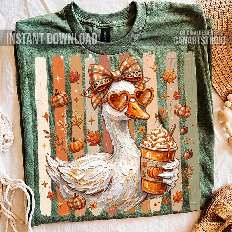Puede incluir: Camiseta verde con una ilustraci&oacute;n de un pato con gafas de sol en forma de coraz&oacute;n y un lazo, sosteniendo un caf&eacute; con leche de calabaza. El dise&ntilde;o incluye calabazas, hojas y el texto "INSTANT DOWNLOAD".