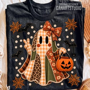 Könnte beinhalten: Ein dunkelgraues T-Shirt mit einer Grafik eines Geistes, der ein Friedenszeichen zeigt, eine florale Schleife trägt und einen Kürbiseimer hält. Der Geist ist mit orangefarbenem Vichy-Muster, Leopardenmuster und Blumenstoff gemustert. Fledermäuse, Spinnennetze und weiße Punkte umgeben den Geist.