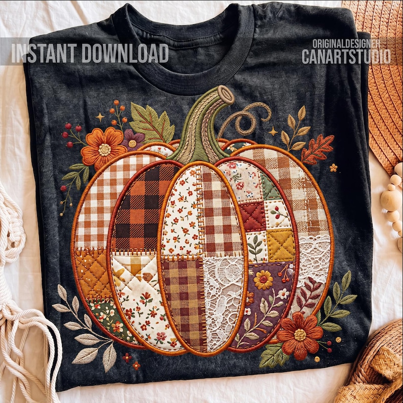 Pode incluir: T-shirt cinzenta escura com um design de ab&oacute;bora bordada. A ab&oacute;bora &eacute; composta por v&aacute;rios padr&otilde;es de tecido, incluindo xadrez e estampados florais, em tons de laranja, castanho e creme. A t-shirt tem o texto "INSTANT DOWNLOAD" e "ORIGINALDESIGNER CANARTSTUDIO".