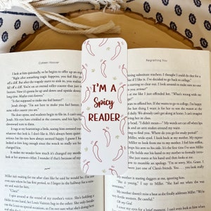 K&ouml;nnte beinhalten: Ein wei&szlig;es Lesezeichen mit einem roten Chili-Pfeffer-Design und dem Text "I'm a Spicy Reader".