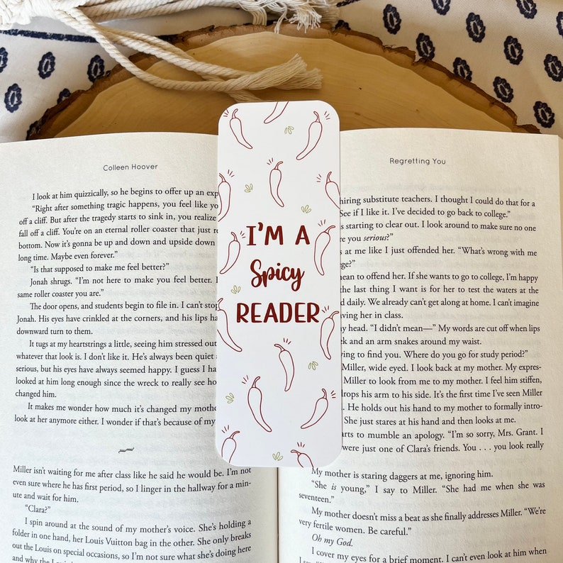 K&ouml;nnte beinhalten: Ein wei&szlig;es Lesezeichen mit einem roten Chili-Pfeffer-Design und dem Text "I'm a Spicy Reader".
