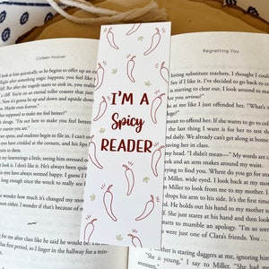 K&ouml;nnte beinhalten: Ein wei&szlig;es Lesezeichen mit einem roten Chili-Pfeffer-Design und dem Text "I'm a Spicy Reader".