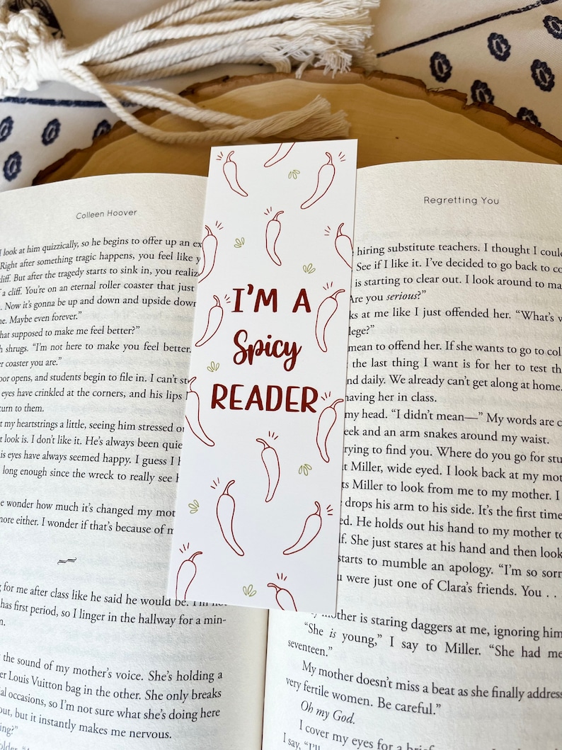 K&ouml;nnte beinhalten: Ein wei&szlig;es Lesezeichen mit einem roten Chili-Pfeffer-Design und dem Text "I'm a Spicy Reader".