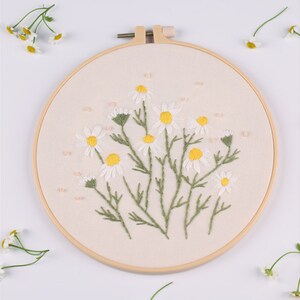Embroidery kit Beginner | Beginner Embroidery | Modern Embroidery | Flowers Embroidery Full Kit with Needlepoint Hoop| DIY Craft Kit