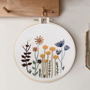 Embroidery Kit For Beginner floral | Modern Embroidery Kit with Pattern | Flowers Embroidery Full Kit with Needlepoint Hoop| DIY Craft Kit