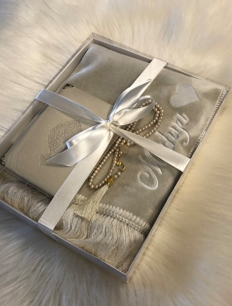 Personalisierter Gebetsteppich, Geschenkset mit Koran, Gebetskette, Gebetskleidung, Surenbuch, Minikorananhänger, Misk (Duftöl)
