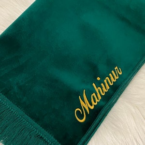 Personalisierter Gebetsteppich, Geschenkset mit Koran, Gebetskette, Gebetskleidung, Surenbuch, Minikorananhänger, Misk (Duftöl)