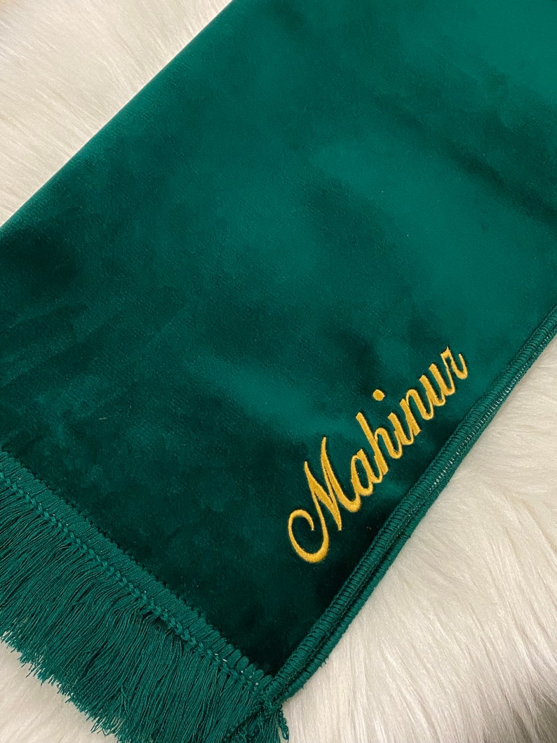 Personalisierter Gebetsteppich, Geschenkset mit Koran, Gebetskette, Gebetskleidung, Surenbuch, Minikorananhänger, Misk (Duftöl)