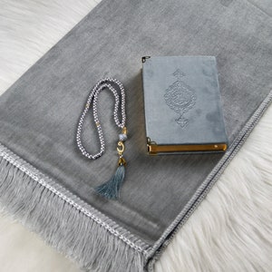 Personalisierter Gebetsteppich, Geschenkset mit Koran, Gebetskette, Gebetskleidung, Surenbuch, Minikorananhänger, Misk (Duftöl)