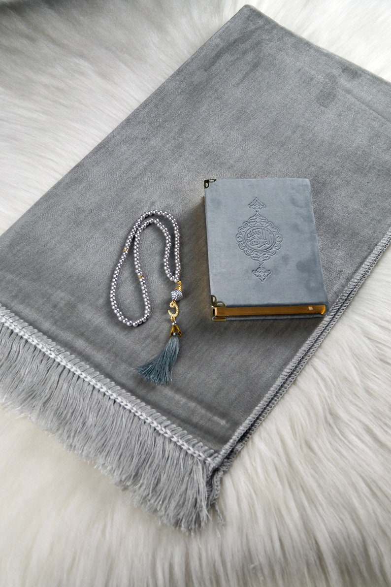 Personalisierter Gebetsteppich, Geschenkset mit Koran, Gebetskette, Gebetskleidung, Surenbuch, Minikorananhänger, Misk (Duftöl)