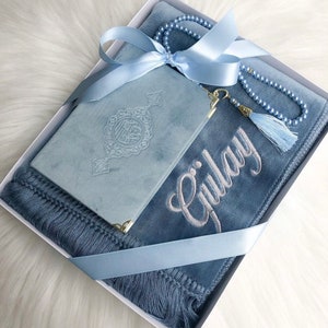 Personalisierter Gebetsteppich, Geschenkset mit Koran, Gebetskette, Gebetskleidung, Surenbuch, Minikorananhänger, Misk (Duftöl)