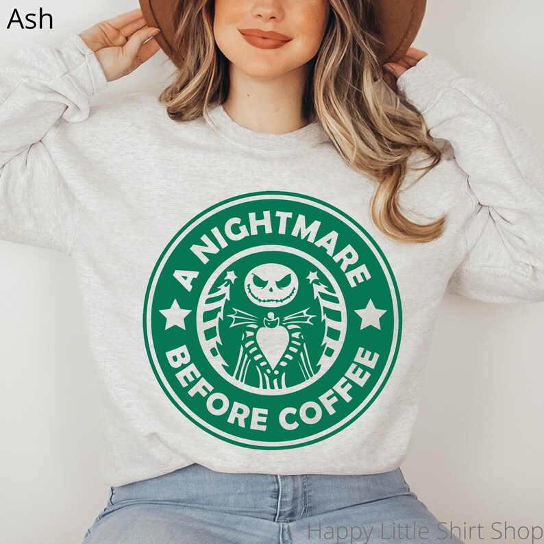 Pu&ograve; includere: Felpa grigio cenere con grafica verde e bianca. La grafica &egrave; una parodia del logo di una caffetteria, con la scritta "A Nightmare Before Coffee" e un design di Jack Skellington. La felpa &egrave; a maniche lunghe.