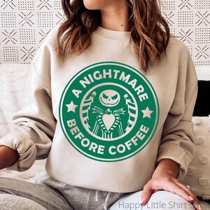 Pu&ograve; includere: Felpa beige con grafica verde. La grafica &egrave; una parodia del logo di una caffetteria, con Jack Skellington da The Nightmare Before Christmas, con la scritta "A Nightmare Before Coffee."