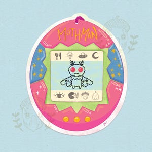 Puede incluir: Ilustración de un juguete digital para mascotas rosa, azul y verde con la palabra "Mothman". La pantalla muestra un personaje Mothman pixelado con iconos de comida, luz y otras funciones. El fondo es azul claro.