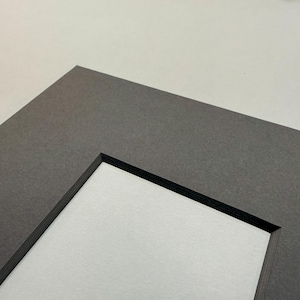 Marco de fotos personalizado de 8 capas con paspartú / Variedad de colores / Apertura personalizada / Conservación de archivo libre de ácido / Bisel profundo de doble grosor Graphite Gray