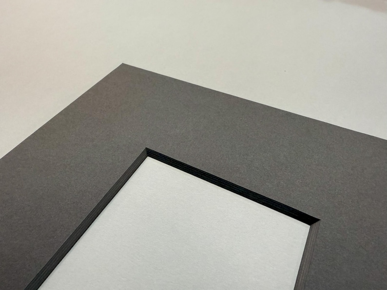 Marco de fotos personalizado de 8 capas con paspartú / Variedad de colores / Apertura personalizada / Conservación de archivo libre de ácido / Bisel profundo de doble grosor Graphite Gray