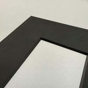 Marco de fotos personalizado de 8 capas con paspartú / Variedad de colores / Apertura personalizada / Conservación de archivo libre de ácido / Bisel profundo de doble grosor Black