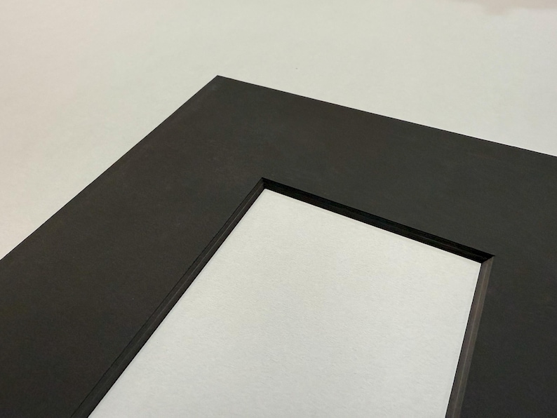 Marco de fotos personalizado de 8 capas con paspartú / Variedad de colores / Apertura personalizada / Conservación de archivo libre de ácido / Bisel profundo de doble grosor Black