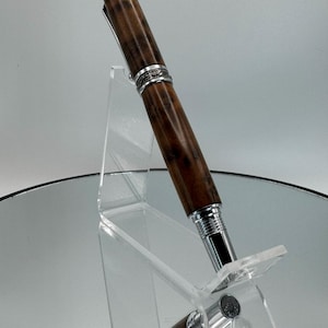 Rollerball moderno en madera rara de Thuya Burl con detalles en cromo y bronce
