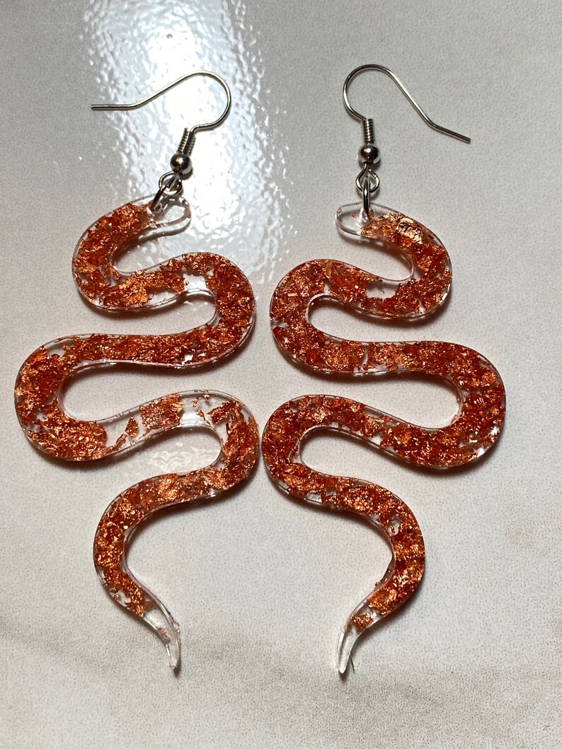 Snake earrings made of copper flakes and casting resin