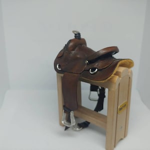 Traditional Western saddle 1:9 scale for model horses. (Stand is NOT included.)