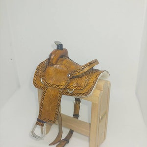 1:9 scale saddle for breyer horses. (Stand not included.)