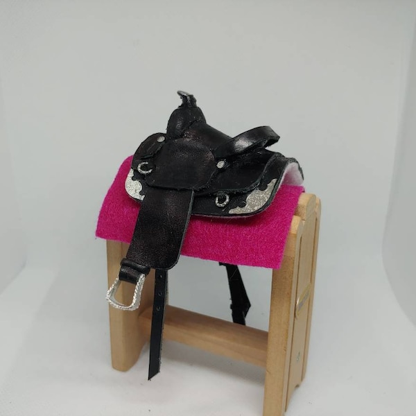 Classic scale 1:12 black show saddle. (Stand not included.)