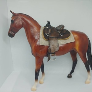 Classic 1:12 scale western saddle. (Horse not included.)