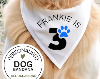 以下が含まれることがあります： 黒い文字で「FRANKIE IS」と数字の「3」、そして青い肉球のグラフィックがプリントされた白い三角形の犬用バンダナ。左下には「PERSONALISED DOG BANDANA ALL OCCASIONS」と書かれた白い円形のバッジが重ねられています。