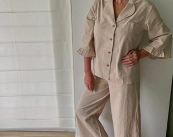 Beigefarbener Pyjama aus 100% Bio-Baumwolle mit Rüschen: Minimalistischer, weicher, atmungsaktiver Lounge-Nachtwäsche