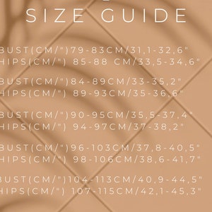 K&ouml;nnte beinhalten: Gr&ouml;&szlig;entabelle mit Ma&szlig;en in Zoll und Zentimetern f&uuml;r Brust und H&uuml;fte. Die Gr&ouml;&szlig;en umfassen XS, S, M, L und XL.
