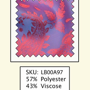 Puede incluir: Muestra de tela cuadrada con dise&ntilde;o de cachemira en tonos rojos y morados. La tela es 57% poli&eacute;ster y 43% viscosa. El SKU es LB00A97.