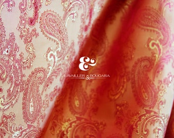 Könnte beinhalten: Nahaufnahme eines roten und goldenen Stoffes mit Paisley-Muster und dem Text "LAVAILLER & BOUGARA" in Weiß.