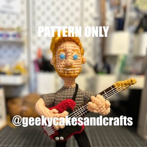 Peut inclure: Patron de crochet pour un musicien tenant une guitare électrique rouge. Le patron est disponible en téléchargement. Le patron est de @geekycakesandcrafts.