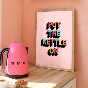 Setze den Kettle On Print auf: Bunte Typographie-Wandkunst