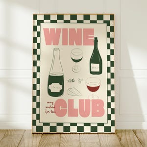 Puede incluir: Un póster enmarcado con fondo crema y borde a cuadros verdes y blancos. El póster presenta las palabras "WINE CLUB" en rosa, junto con ilustraciones de botellas de vino, copas y queso. También se incluye el texto "every weekend 7 pm late".