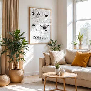 K&ouml;nnte beinhalten: Ein helles, luftiges Wohnzimmer mit beigem Sofa, rundem Holztisch und gro&szlig;en Topfpflanzen. Ein gerahmter "Pasta Club"-Druck h&auml;ngt an der Wand. Der Raum ist mit nat&uuml;rlichem Licht von einem gro&szlig;en Fenster gef&uuml;llt.